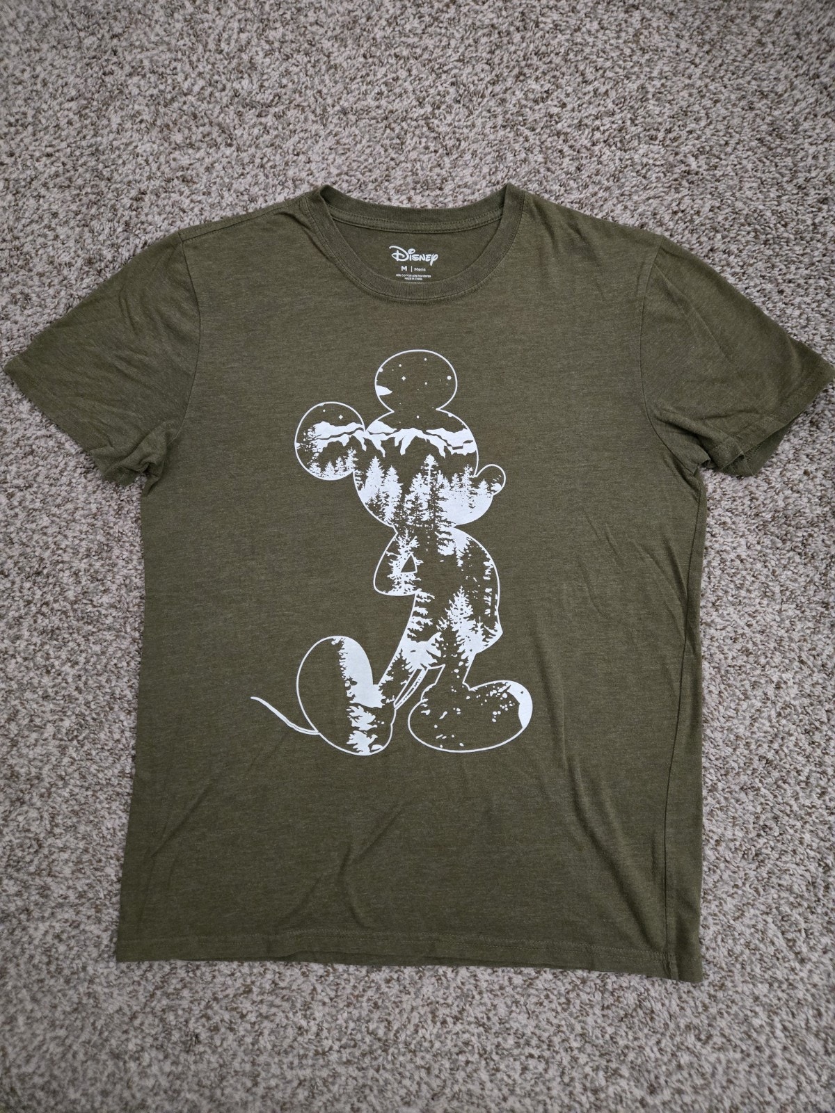 Disney Mickey Mouse Family Fun Green Woodland Winter Scene T-Shirt Men’s Size M